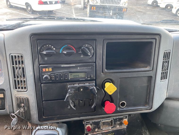 image for item MM9697 2002 International 4400  utility / service truck