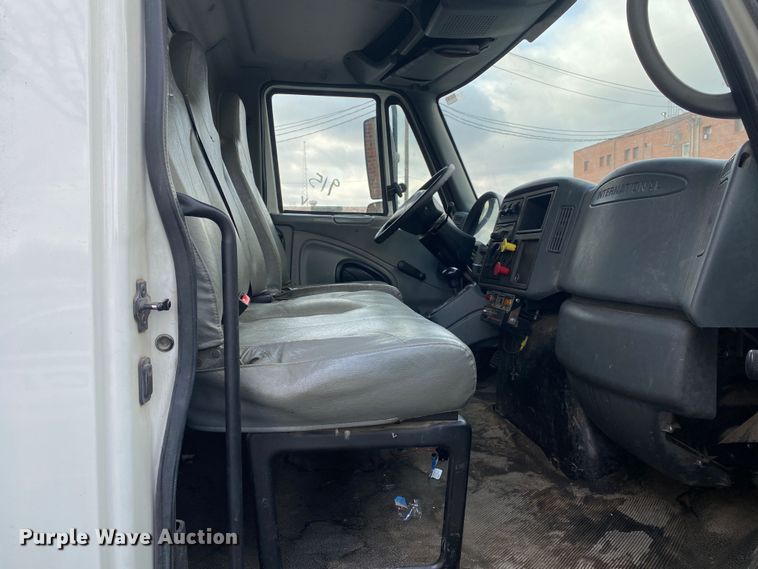 image for item MM9697 2002 International 4400  utility / service truck