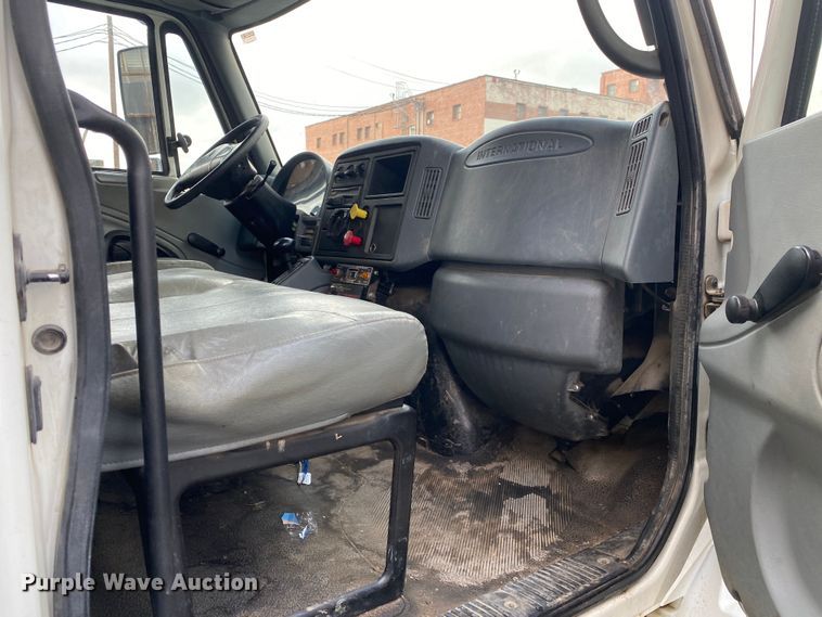 image for item MM9697 2002 International 4400  utility / service truck