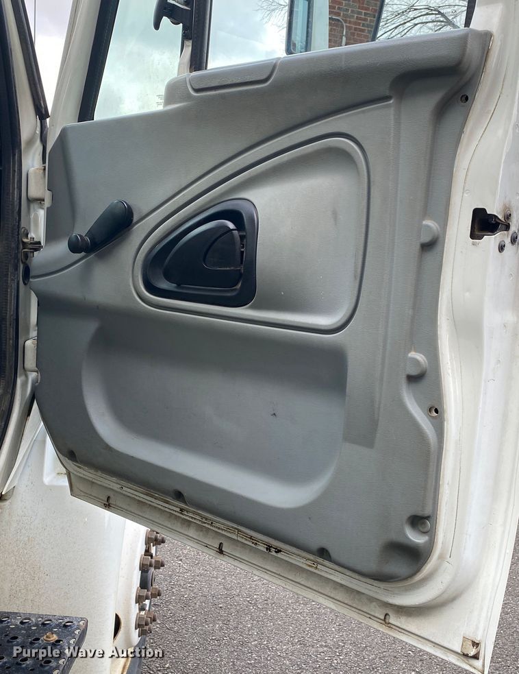 image for item MM9697 2002 International 4400  utility / service truck