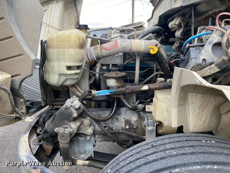 image for item MM9697 2002 International 4400  utility / service truck