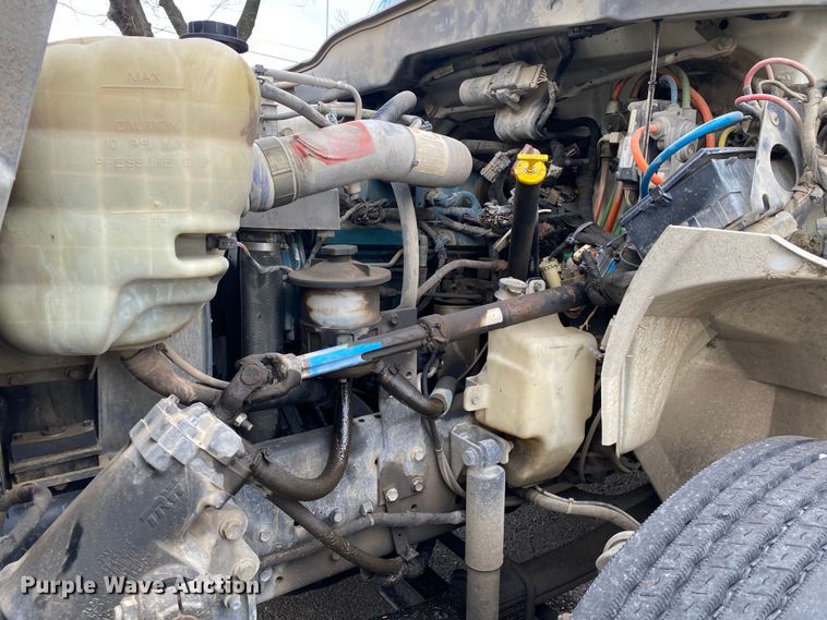 image for item MM9697 2002 International 4400  utility / service truck