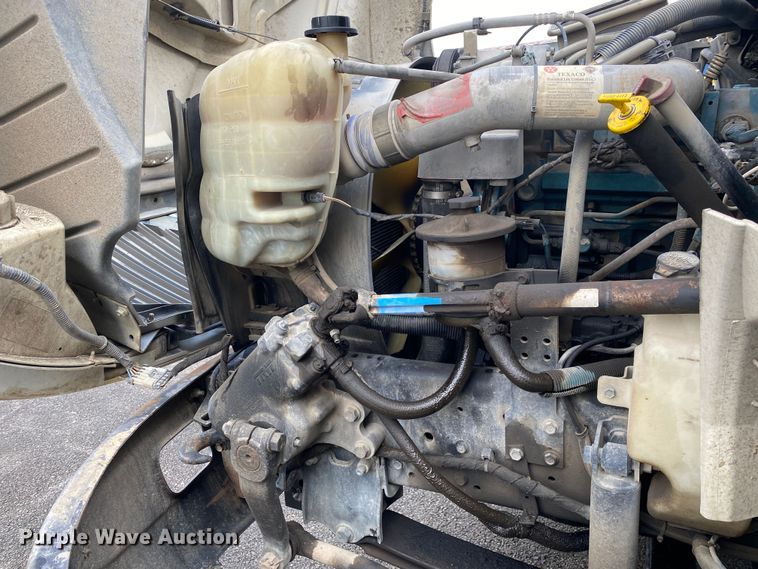 image for item MM9697 2002 International 4400  utility / service truck