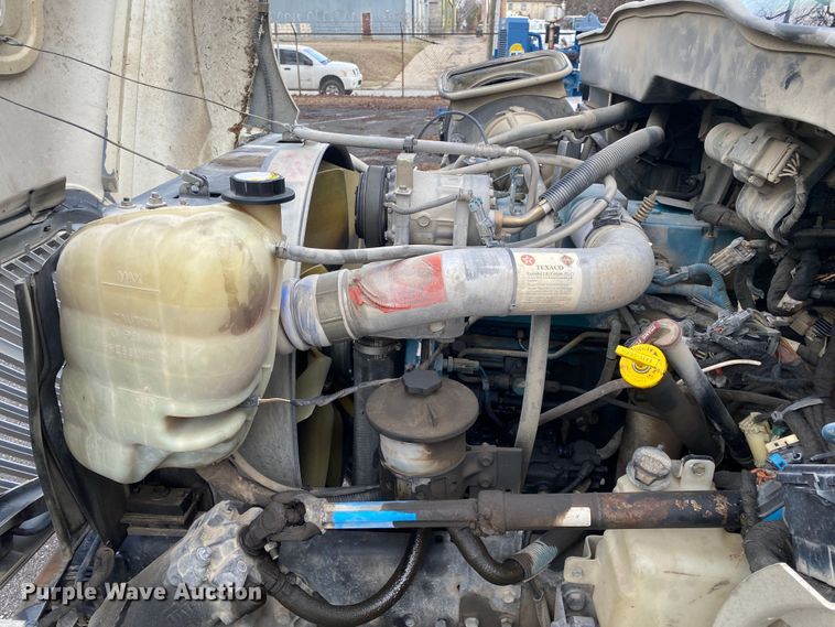 image for item MM9697 2002 International 4400  utility / service truck