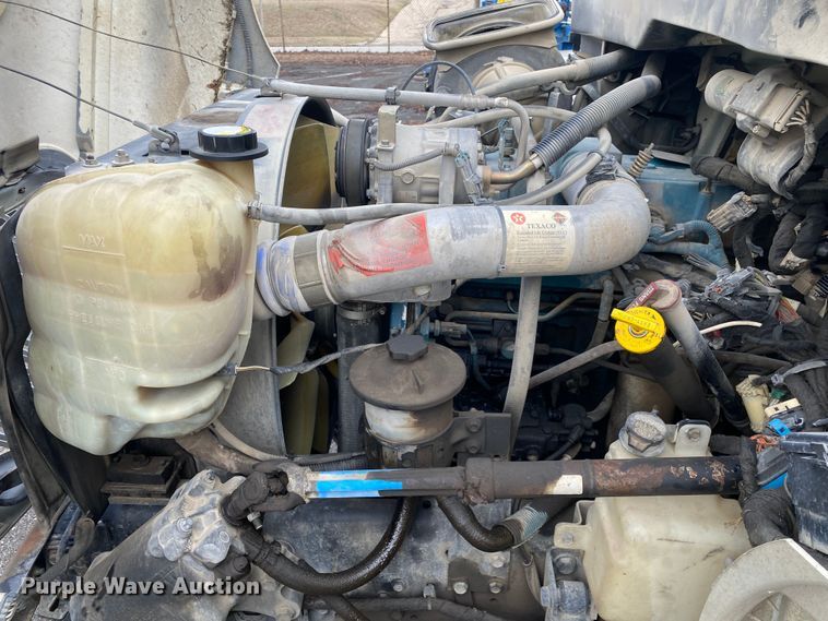 image for item MM9697 2002 International 4400  utility / service truck