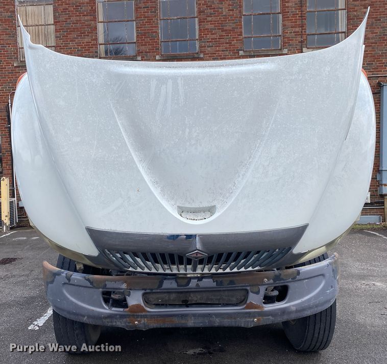 image for item MM9697 2002 International 4400  utility / service truck