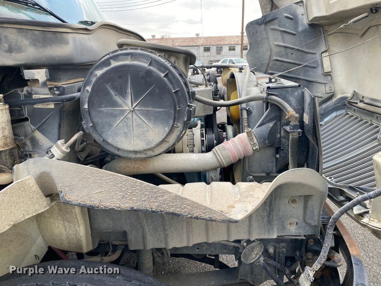 image for item MM9697 2002 International 4400  utility / service truck