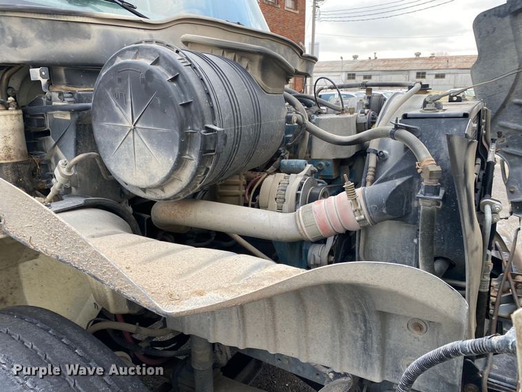 image for item MM9697 2002 International 4400  utility / service truck