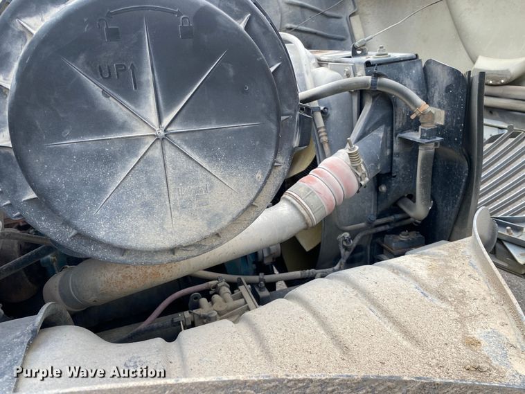 image for item MM9697 2002 International 4400  utility / service truck