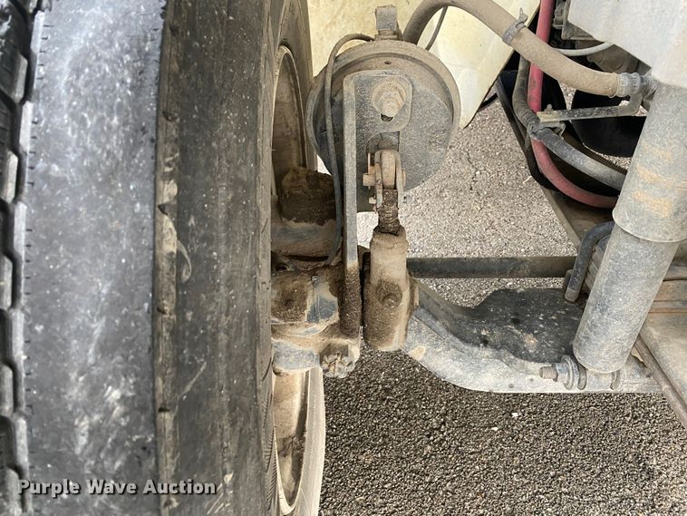 image for item MM9697 2002 International 4400  utility / service truck