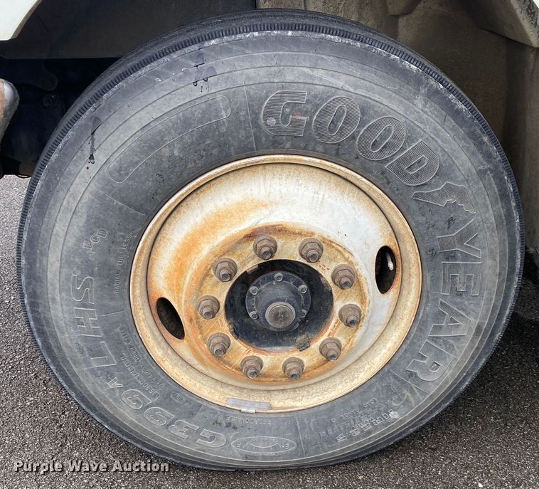 image for item MM9697 2002 International 4400  utility / service truck