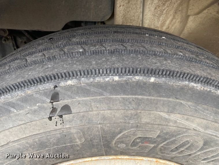 image for item MM9697 2002 International 4400  utility / service truck