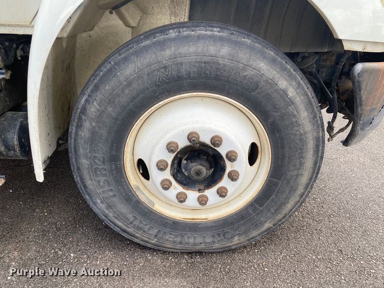 image for item MM9697 2002 International 4400  utility / service truck