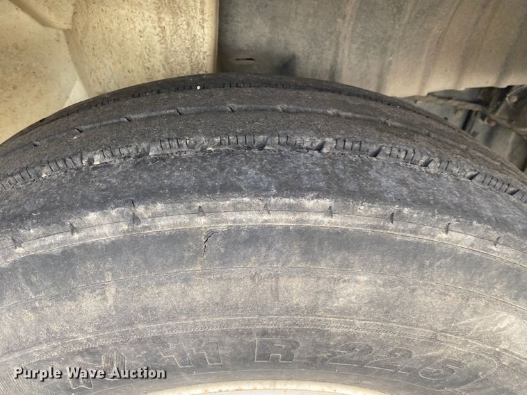 image for item MM9697 2002 International 4400  utility / service truck