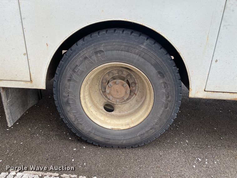 image for item MM9697 2002 International 4400  utility / service truck