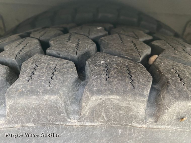 image for item MM9697 2002 International 4400  utility / service truck