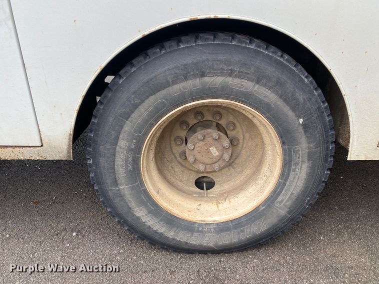 image for item MM9697 2002 International 4400  utility / service truck