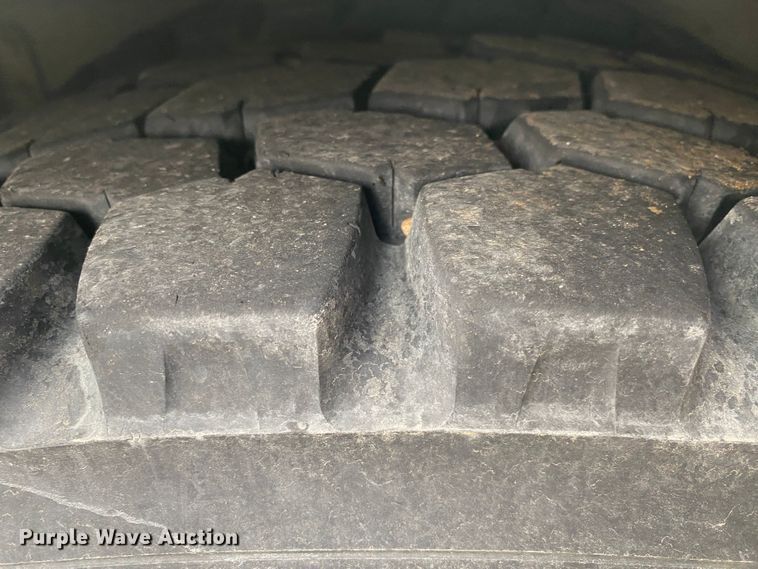 image for item MM9697 2002 International 4400  utility / service truck