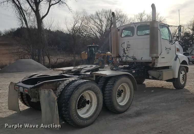 image for item MM9960 2007 Sterling L9500  semi truck