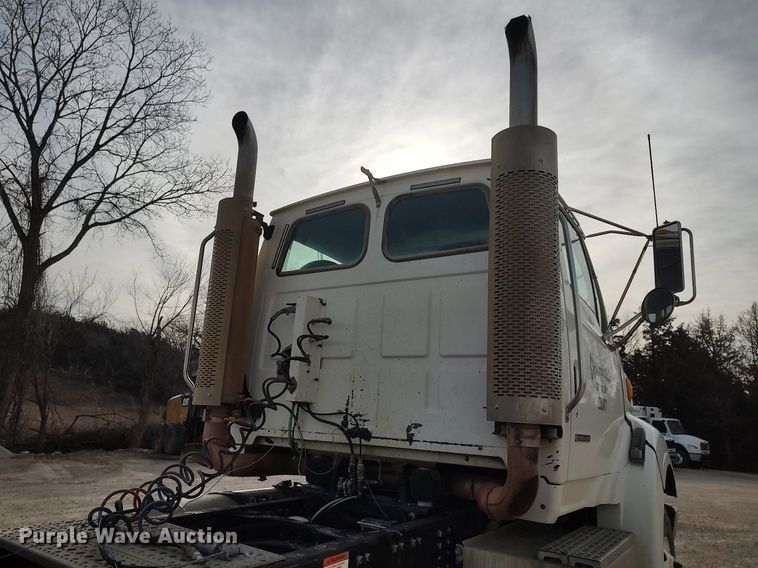 image for item MM9960 2007 Sterling L9500  semi truck