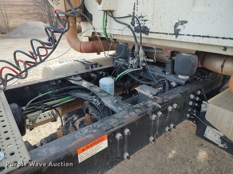 image for item MM9960 2007 Sterling L9500  semi truck