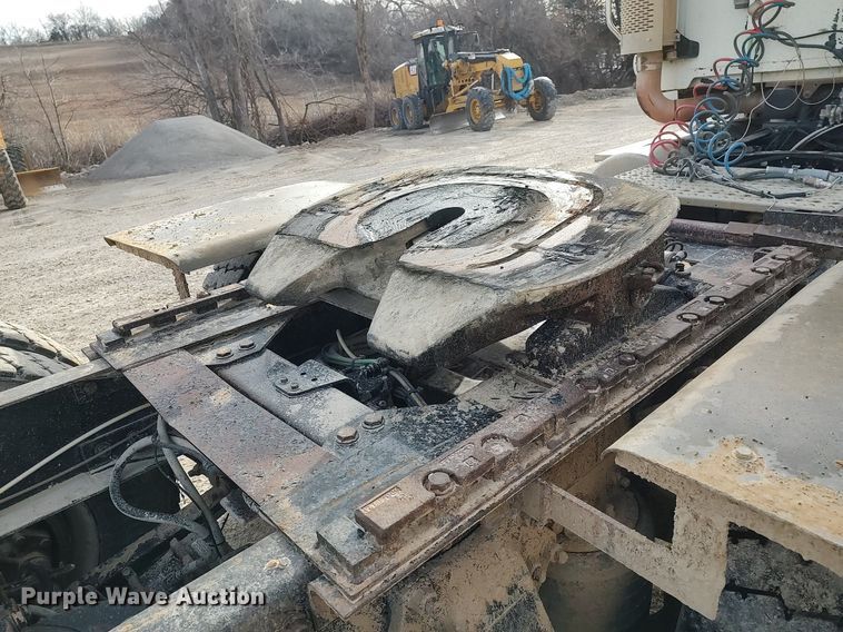 image for item MM9960 2007 Sterling L9500  semi truck