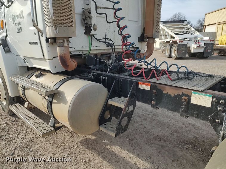 image for item MM9960 2007 Sterling L9500  semi truck