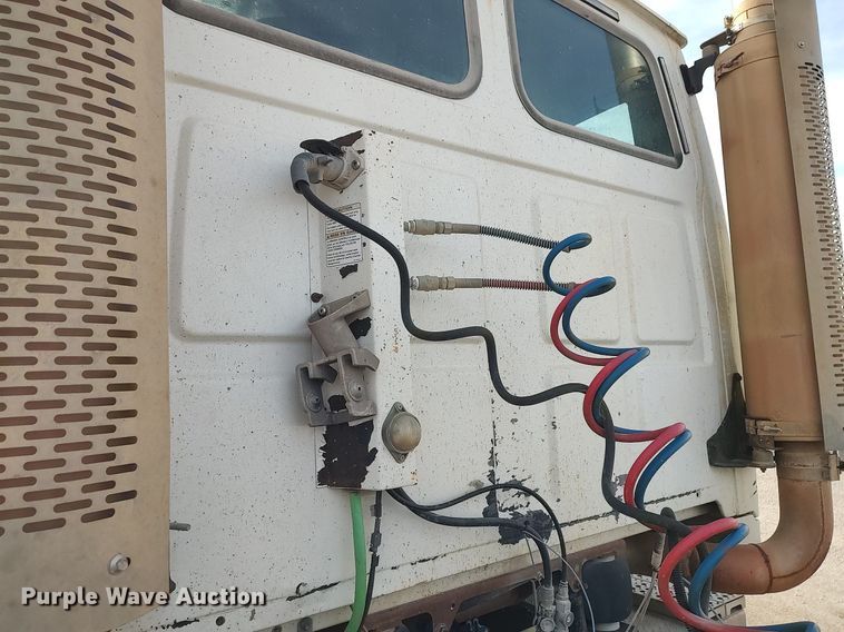 image for item MM9960 2007 Sterling L9500  semi truck