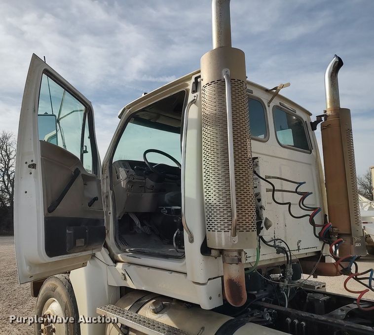 image for item MM9960 2007 Sterling L9500  semi truck