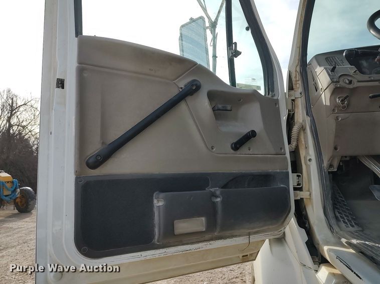 image for item MM9960 2007 Sterling L9500  semi truck