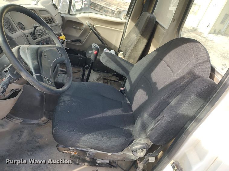 image for item MM9960 2007 Sterling L9500  semi truck