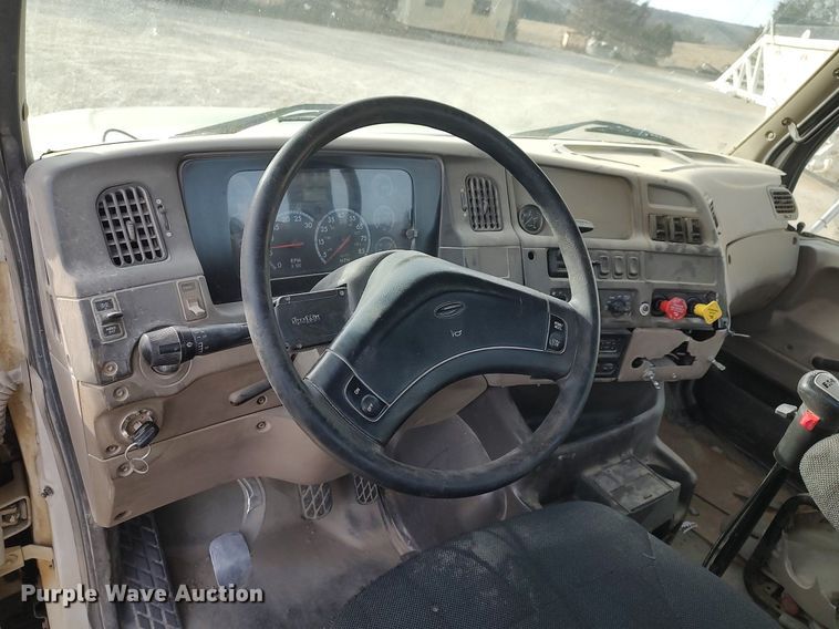 image for item MM9960 2007 Sterling L9500  semi truck