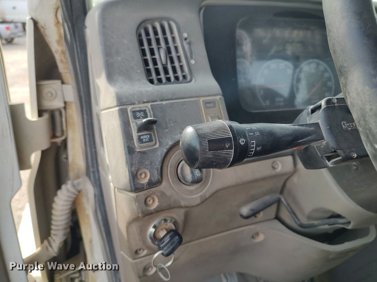 image for item MM9960 2007 Sterling L9500  semi truck