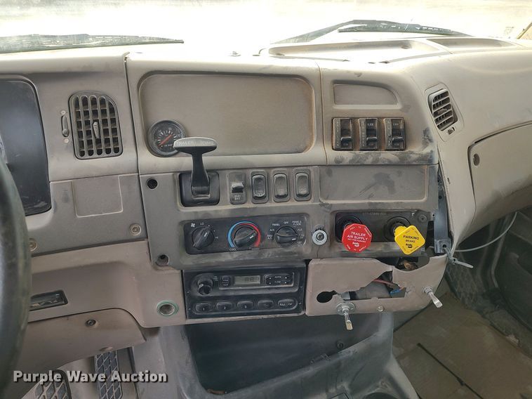 image for item MM9960 2007 Sterling L9500  semi truck