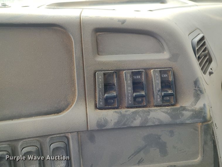 image for item MM9960 2007 Sterling L9500  semi truck