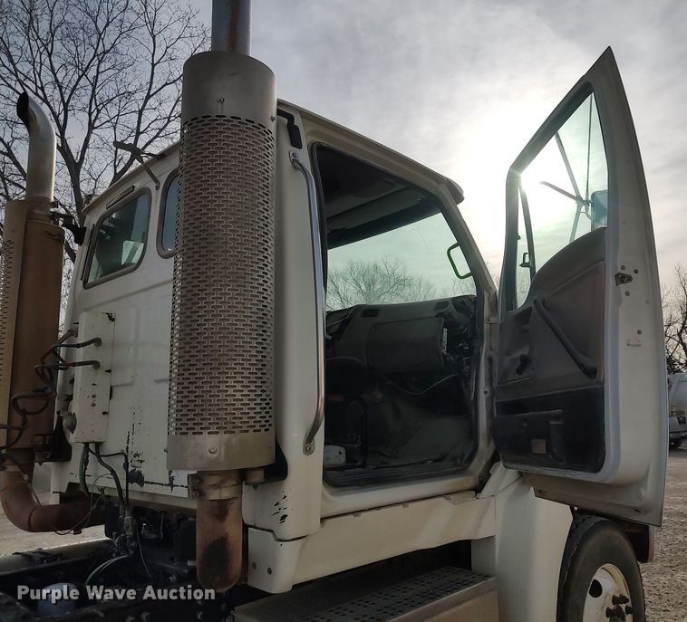 image for item MM9960 2007 Sterling L9500  semi truck