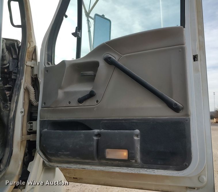 image for item MM9960 2007 Sterling L9500  semi truck