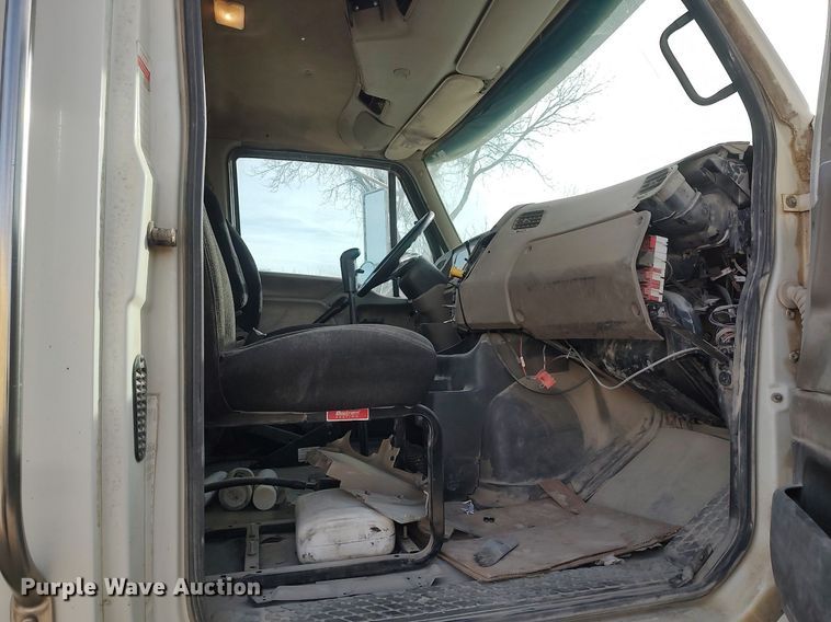 image for item MM9960 2007 Sterling L9500  semi truck