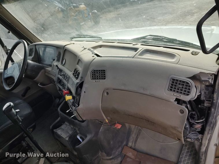 image for item MM9960 2007 Sterling L9500  semi truck