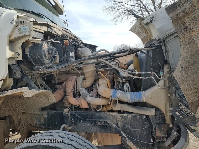 image for item MM9960 2007 Sterling L9500  semi truck