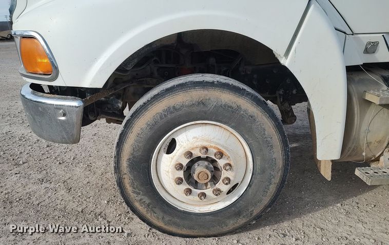 image for item MM9960 2007 Sterling L9500  semi truck