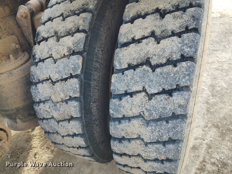 image for item MM9960 2007 Sterling L9500  semi truck