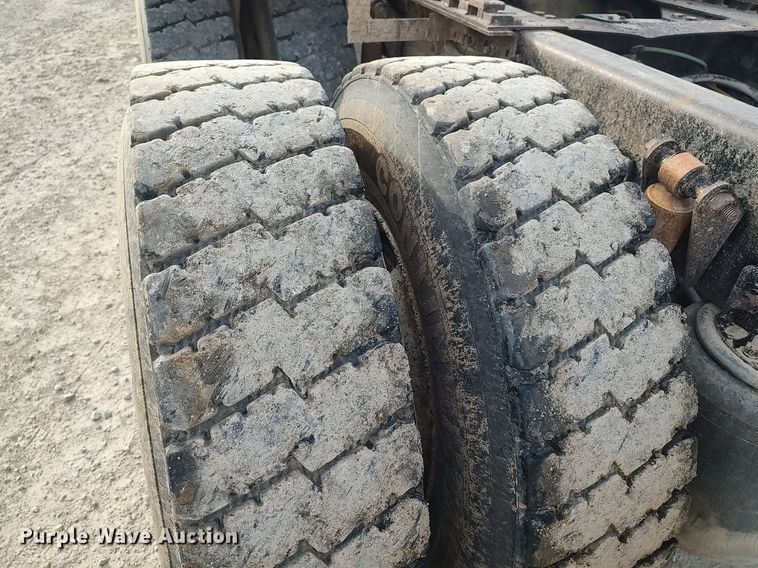 image for item MM9960 2007 Sterling L9500  semi truck