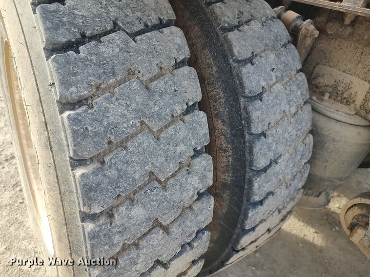 image for item MM9960 2007 Sterling L9500  semi truck