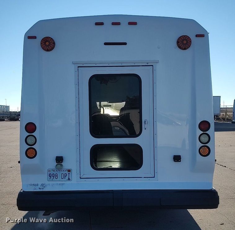 image for item MM9966 2012 Ford E450 Super Duty  shuttle bus