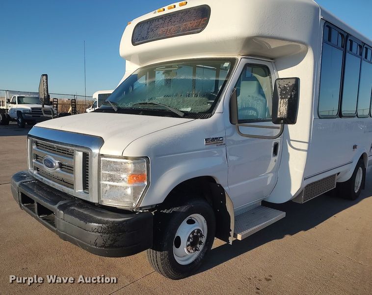 image for item MM9966 2012 Ford E450 Super Duty  shuttle bus