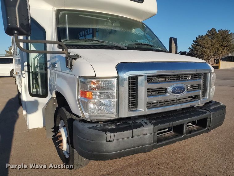 image for item MM9966 2012 Ford E450 Super Duty  shuttle bus
