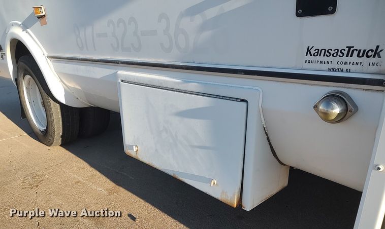 image for item MM9966 2012 Ford E450 Super Duty  shuttle bus