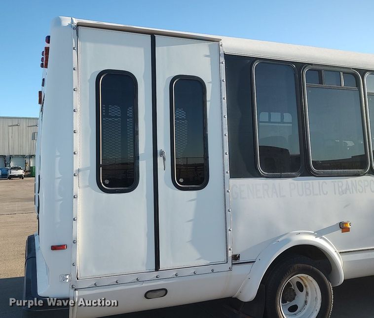 image for item MM9966 2012 Ford E450 Super Duty  shuttle bus