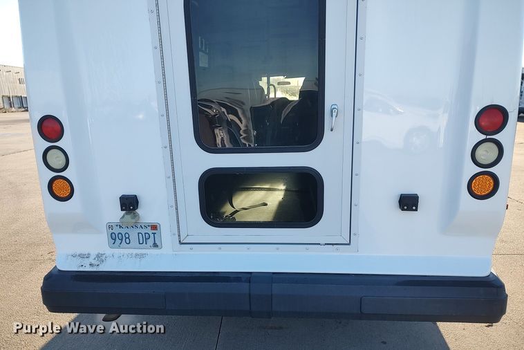 image for item MM9966 2012 Ford E450 Super Duty  shuttle bus